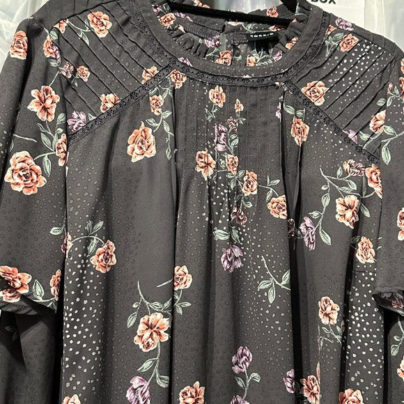 Torrid size 2 (2X) gray floral smocked short flutter sleeve top FLAW - Picture 2 of 10
